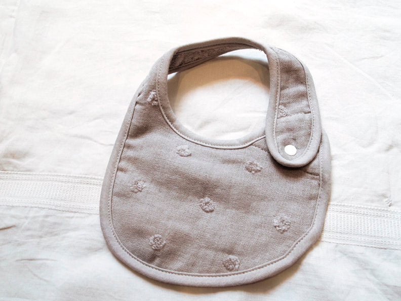 Makié x Uchino Gauze Baby Bib in Gray Dot | BIEN BIEN